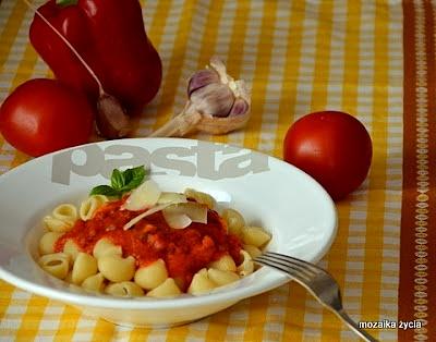 Makaron w sosie z pieczonych warzyw