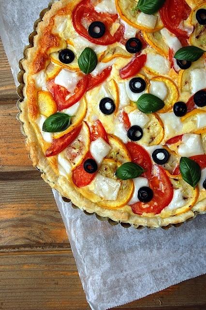 Pycha kolorowa tarta z grillowaną cukinią pomidorami i kozim serem