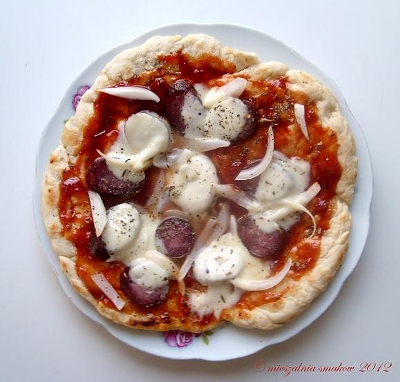 Drożdżowa pizza z patelni bez piekarnika