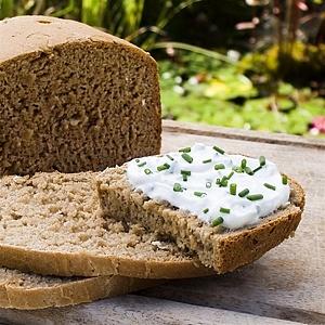 Chleb cebulowy z twarożkiem i szczypiorkiem na piknik