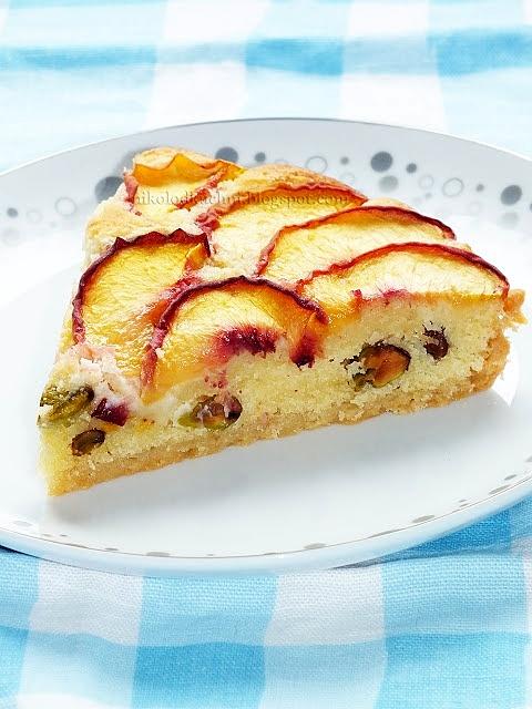 Migdałowa tarta z pistacjami i brzoskwinią