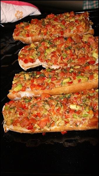 Letnia bruschetta włoska na śniadanie i kolację