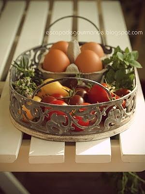 Ziołowe clafoutis z pomidorkami koktajlowymi i mozzarellą
