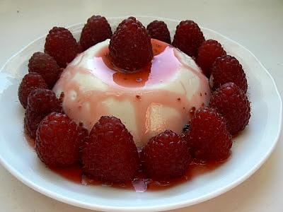 Panna cotta z sosem malinowym
