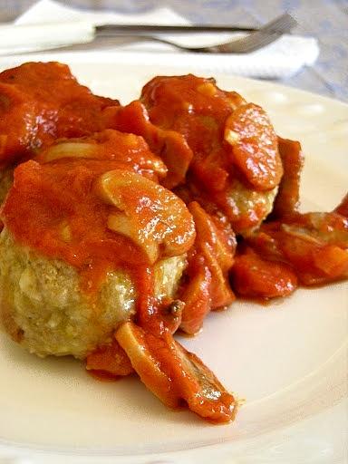 Klopsy z sosem pomidorowym i pieczarkami