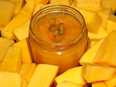Dynia z chili pasta - przepis na aromatyczną pastę dyniową