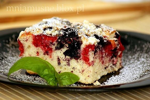Deserowe ciasto z malinami i czarną jagodą