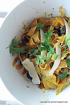 Tagliatelle z marchewką i pietruszkowym pesto, suszona żurawina