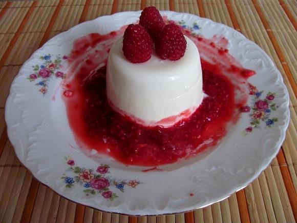 Panna cotta z musem malinowym przepis na deser na cieplejsze dni