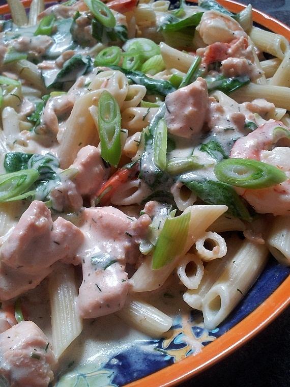 Penne z łososiem i sosem śmietankowo-krewetkowym