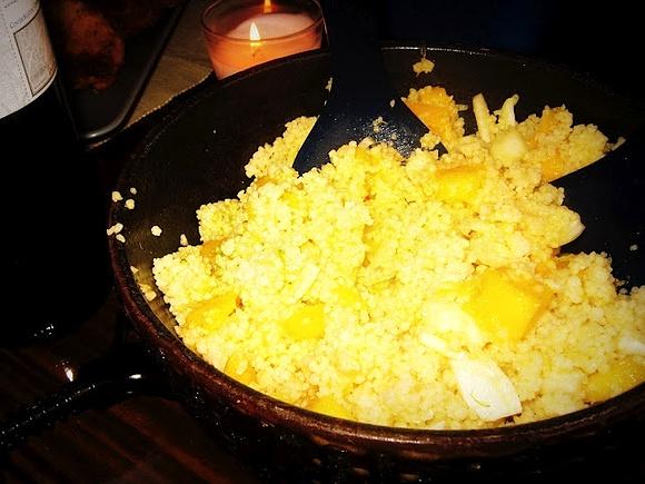 Kuskus z mango i koprem włoskim
