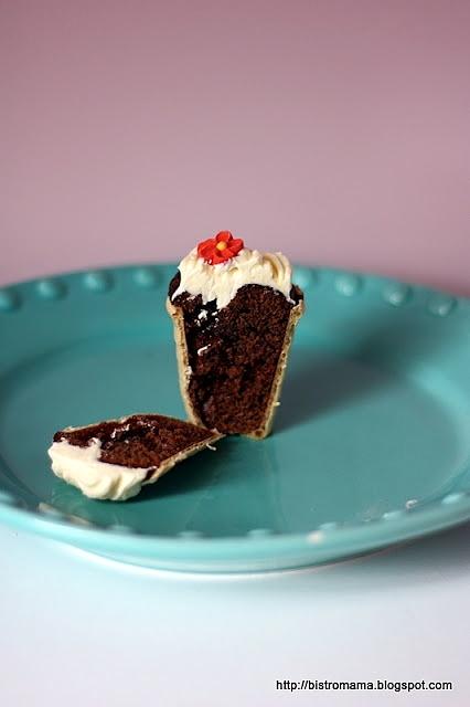 Czekoladowo-wiśniowe cupcakes w wafelkach