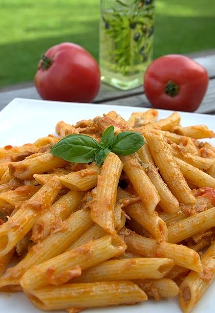 Penne z tuńczykiem i pomidorami