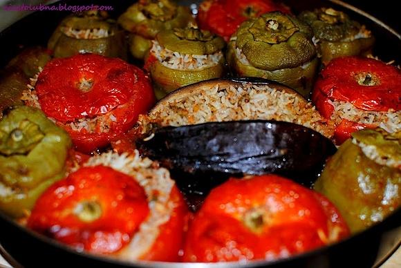 Zapiekane warzywa faszerowane pomidorami, paprykami i bakłażanami