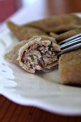 Pełnoziarniste pierogi z wędzoną makrelą