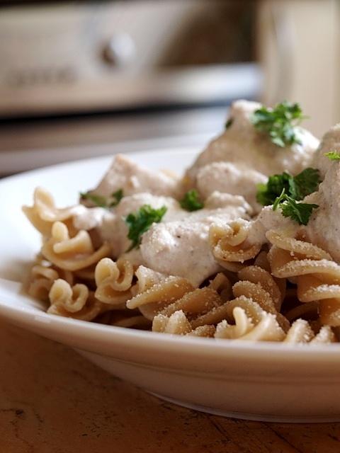 Kurczak z sosem śmietanowo-serowym i makaronem