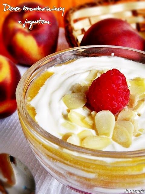 Brzoskwiniowy deser z jogurtem i biszkoptami