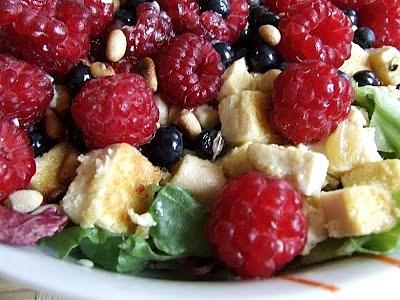 Dietetyczna sałatka z smażonym tofu i owocami