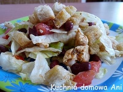 Sałatka obiadowa z kurczakiem i grzankami