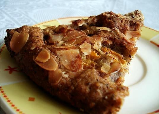 Ciasto laskowo-brzoskwiniowe z tymiankiem i świeżą szałwią