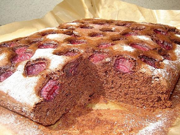 Ciasto czekoladowe z wiśniami i malinami