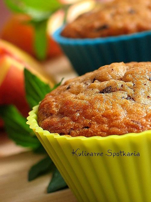 Owsiane muffinki z brzoskwiniami i czekoladą