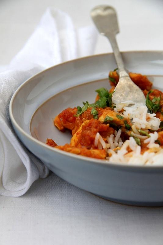 Creamy chicken curry z piersią z kurczaka, mleczkiem kokosowym i pomidorami