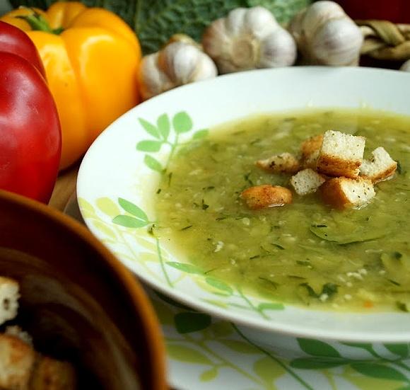 Zupa cukiniowa z ziołowymi grzankami