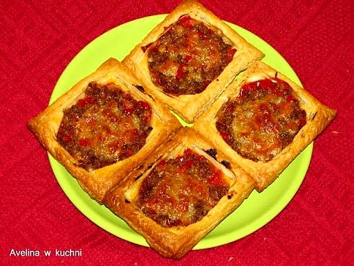 Kwadraty z ciasta francuskiego z mięsem mielonym