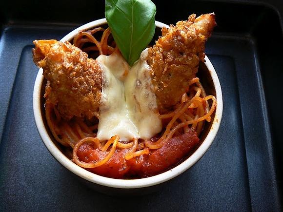 Nuggets ze spaghetti zapiekane z serem mozzarella i parmezanem