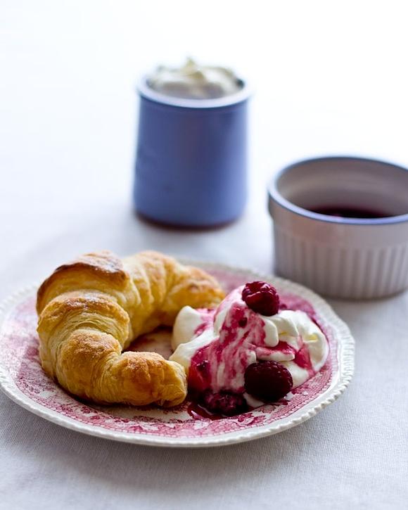 Croissant z malinami w Malibu
