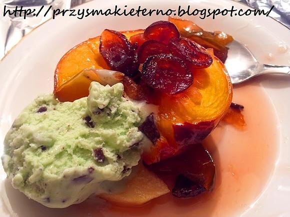 Pieczone słoneczne brzoskwinie z mango i żurawiną