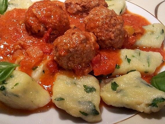 Szpinakowe kopytka z klopsikami w sosie pomidorowym