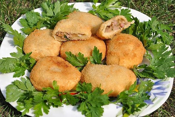 Portugalskie pierogi z wołowiną i sosem beszamelowym