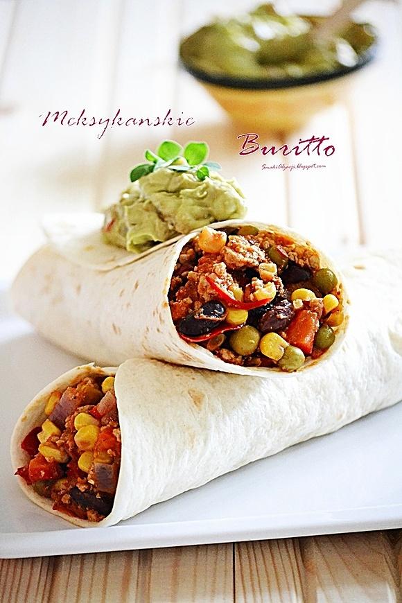 Mężczyzna gotuje meksykańskie burrito