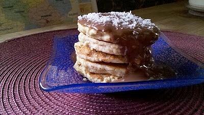 Ricotta hotcakes z budyniem czekoladowym i wiórkami kokosowymi