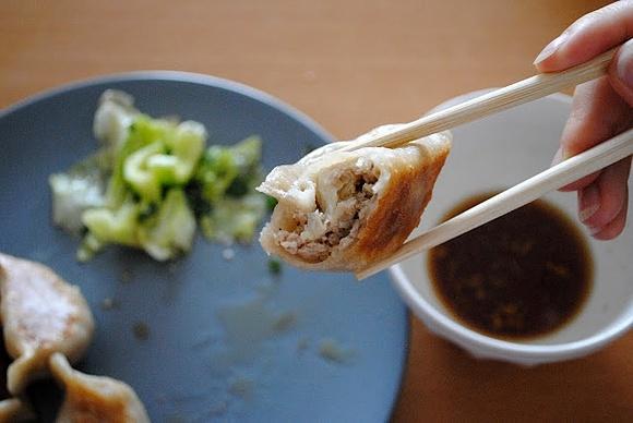Gyoza z sosem i sałatką – chińskie pierożki na obiad