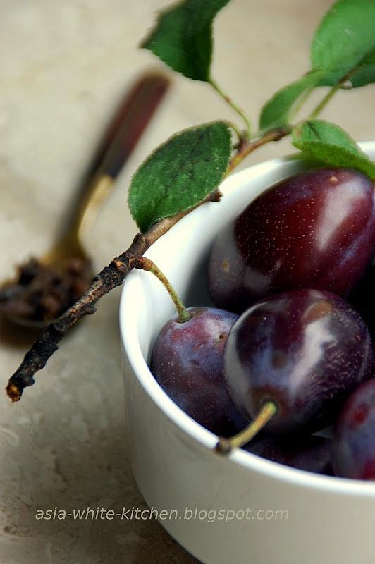 Polska węgierka z czerwonym winem i śliwki w occie