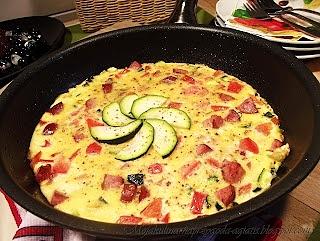 Frittata z cukinią, wędliną i pomidorem