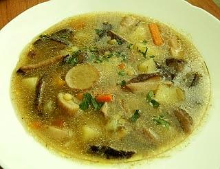 Pyszna zupa grzybowa ze świeżych grzybów