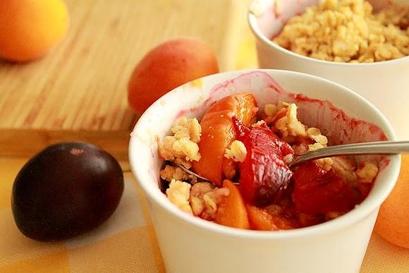 Owsiane crumble z morelami i śliwkami