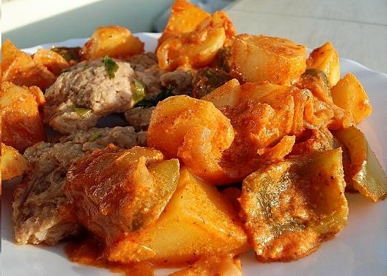 Wieprzowina po madrycku z hiszpańskimi ziemniakami w sosie romesco