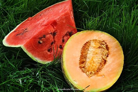 Czerwony sorbet z melona i arbuza z miętą