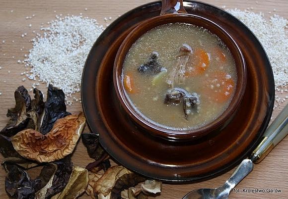 Krupnik na drobiu z grzybami – tradycyjna zupa mięsna
