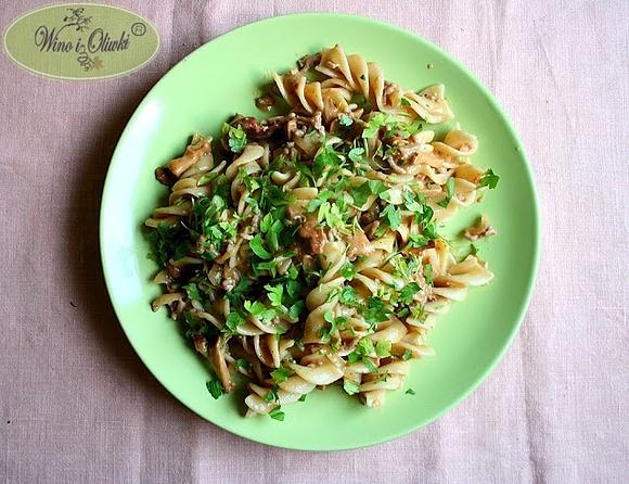 Fusilli z kurkami i mięsem w winnym sosie