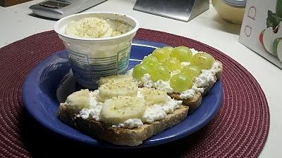 Tost z serkiem wiejskim, bananem, winogronami i sezamem