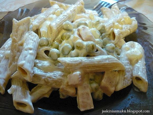Penne w sosie serowo-śmietanowym z zielonym groszkiem