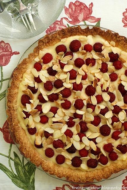 Tarta z crème pâtissière, malinami i płatkami migdałowymi