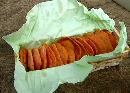 Placuszki pomidorowe w sosie bazyliowym na piknikowe spotkanie