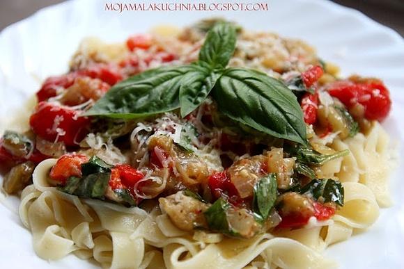 Tagliatelle z pieczonymi papryką i bakłażanem